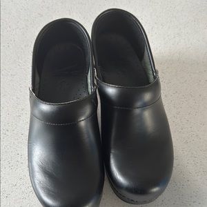 🍍NWOBDansko Black Clogs Slip-Ons🍍SZ 6.5/37
